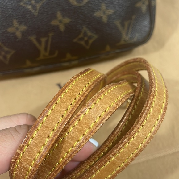 💥Authentic Vintage LV Monogram Pochette Crossbody Bag💥 - Picture 12 of 17